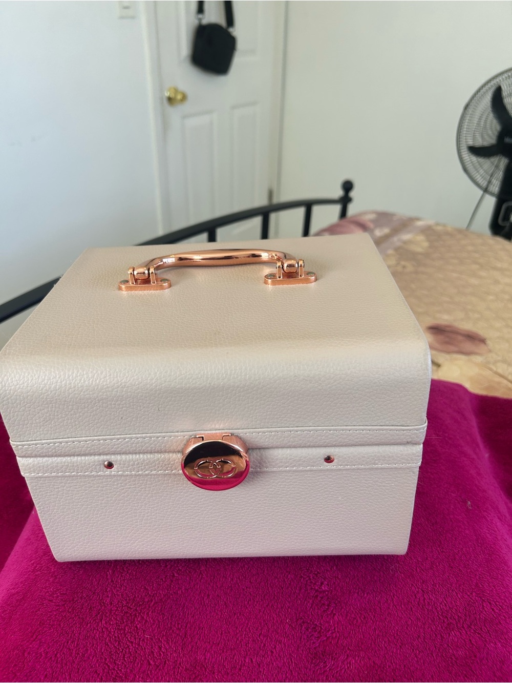 Caboodles Lifestyle Train Case Luxury Makeup Organizer – Cream & Rose Gold